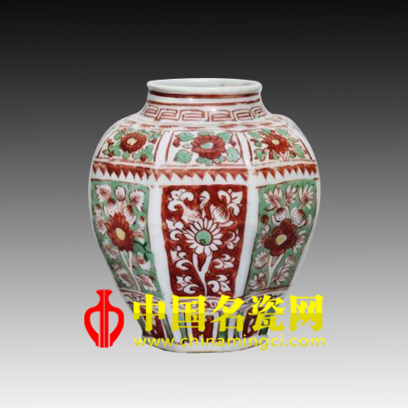 中國名瓷網(wǎng) 明嘉靖 紅綠彩開光花卉八棱罐