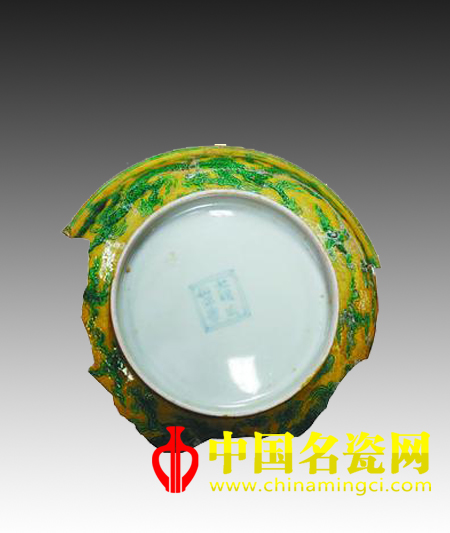 明萬(wàn)歷官窯黃鼬綠彩龍紋盤瓷片