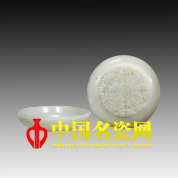 中國名瓷網(wǎng) 清乾隆 白玉菊花紋蓋盒
