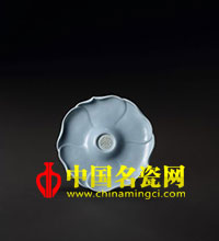 中國名瓷網(wǎng) 清雍正 天藍釉團壽心葵花式盞托
