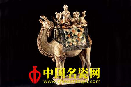 載樂舞隊駱駝俑
