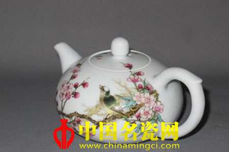 瓷器上的梅花