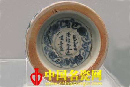 造成瓷器露胎處出現(xiàn)窯紅的原因？