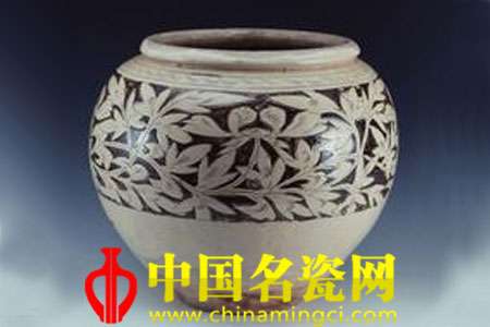 赤峰窯劃花黑地牡丹紋罐