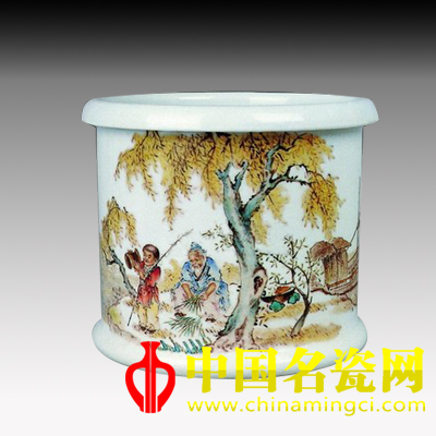 王琦繪淺絳彩漁樂圖筆筒