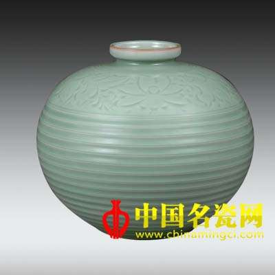 牡丹紋 梅子青釉弦紋盤口瓶