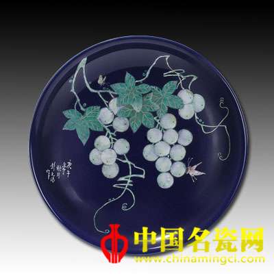 彭元清 深藍(lán)釉葡萄彩蝶圖大盤(pán)