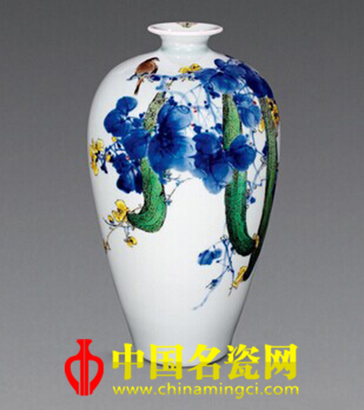 陸如“種瓜得瓜”青花斗彩瓷瓶