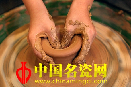 拉坯與倒膜之爭(zhēng)：手工技藝不朽的魅力