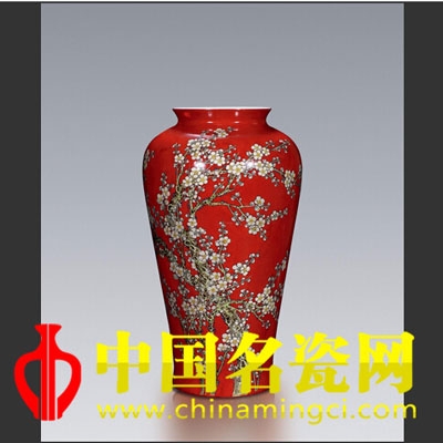彭元清 繪紅地粉彩梅花紋瓶