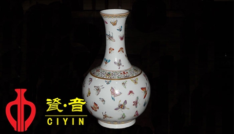一對(duì)乾隆御制粉彩花蝶紋如意耳葫蘆尊以1.31億高價(jià)成交