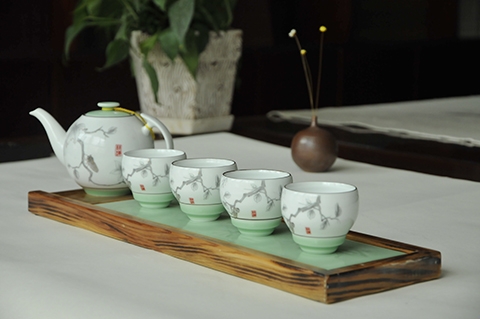 給我倒杯茶吧，請用這精美的中國瓷杯