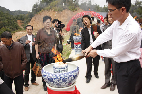 慶瓷博 創(chuàng)民博“昌江源頭,窯柴之路”陶瓷圣火傳遞認證成功