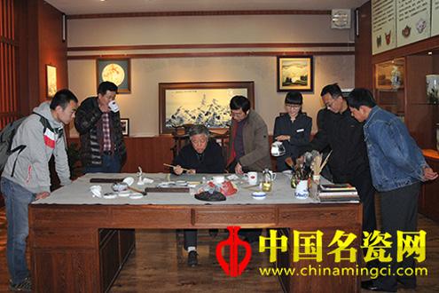 著名畫(huà)家朱伯華：感受陶瓷 揮墨瓷上