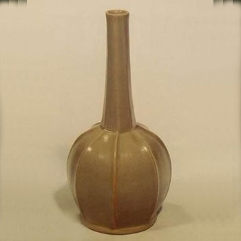 越窯秘色釉八菱長頸瓶