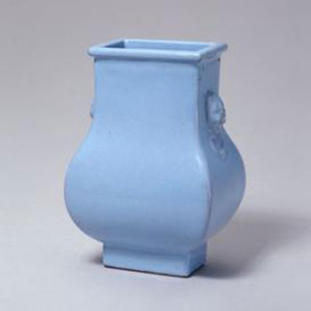 清宜興窯天藍(lán)釉鋪首方壺