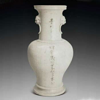 安溪窯乳白釉鋪首耳銜環(huán)瓶