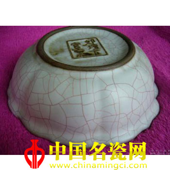 郊壇官窯葵花口碗