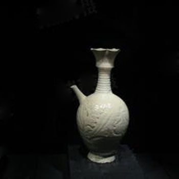 遼龍泉?jiǎng)?wù)窯白釉刻劃花花口瓶