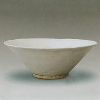 缸瓦窯白釉花口大碗