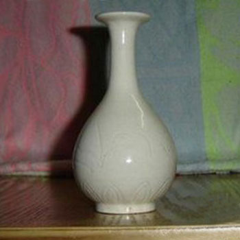 惠州窯北宋刻花玉壺春白瓷瓶,